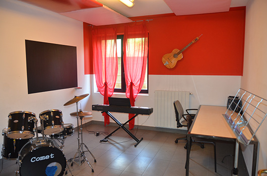 Aula con Batteria, Chitarra e Tastiera
