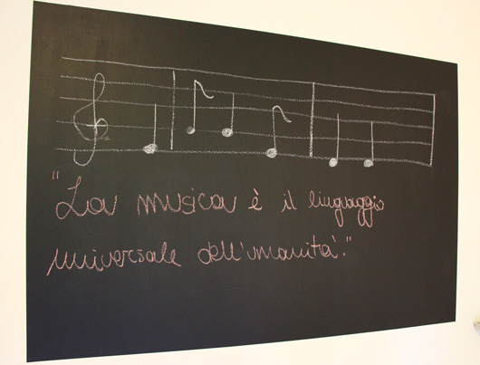 Lavagna con scritto La musica è il linguaggio dell'umanità