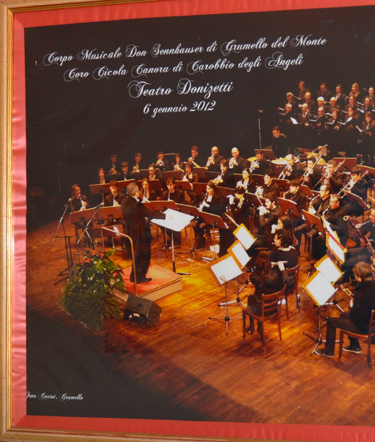 Quadro Commemorativo del Concerto del Corpo Musicale Don Sennhauser Suona al Teatro Donizetti a Bergamo