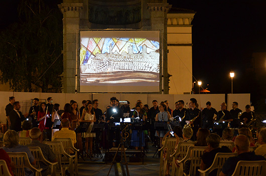 Concerto della Banda di Grumello del Monte con Disegni sulla Sabbia proiettati sullo sfondo