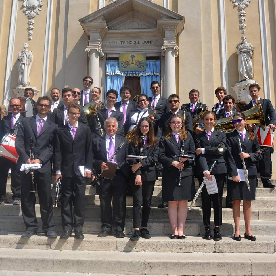 Foto di Gruppo del Corpo Musicale Don Sennhauser sui Gradini della Chiesa Parrocchiale di Grumello del Monte
