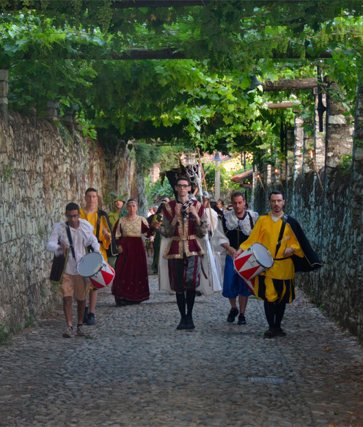 Banda di Grumello in Costumi Tradizionali sfila nelle Vie Storiche del Paese