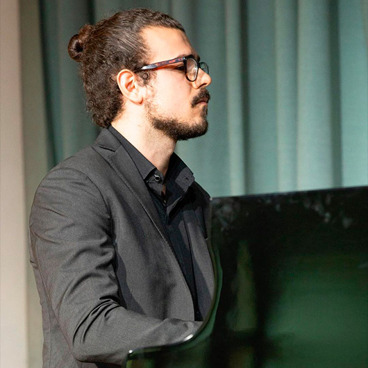Dashamir Uzeiri suona il Pianoforte