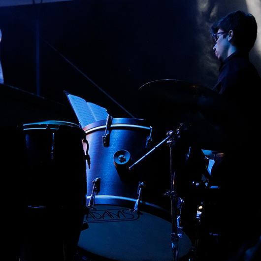 Nicola Mione alle Percussioni